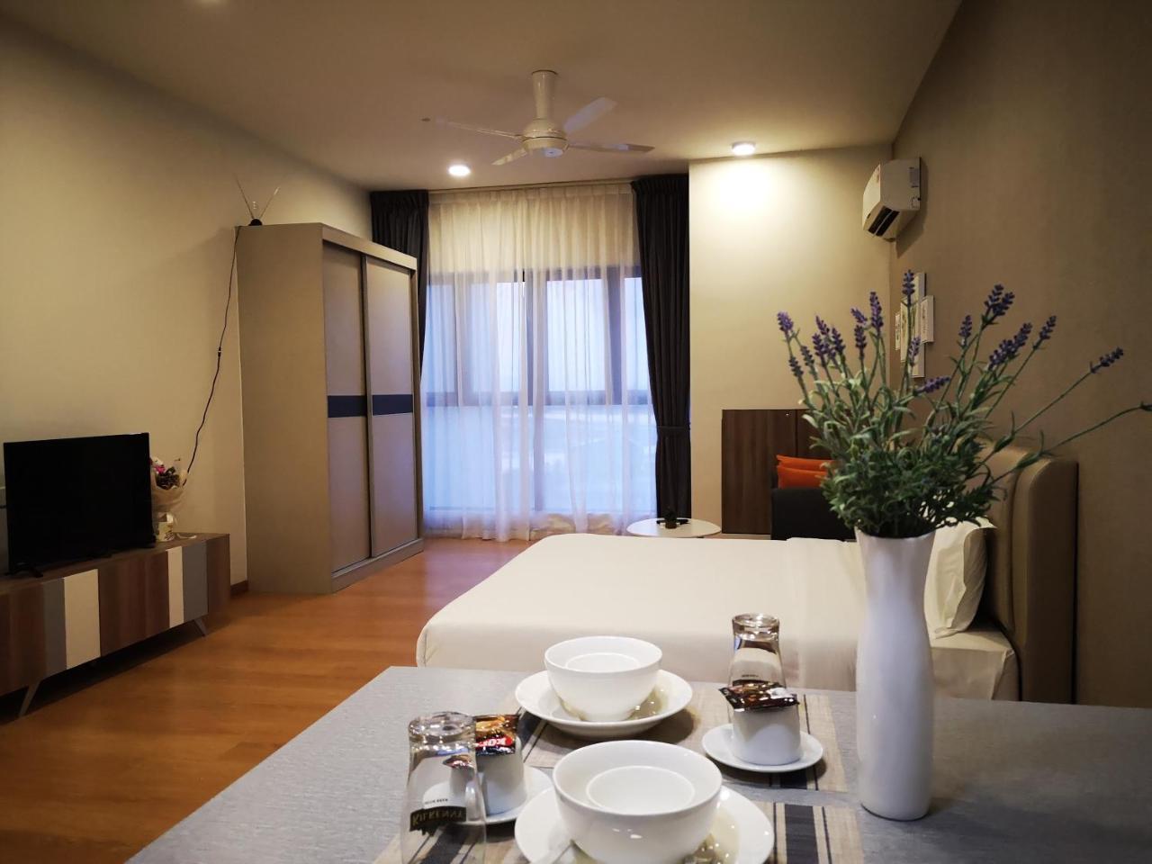 Wastone Suites@Country Garden Danga Bay 3*